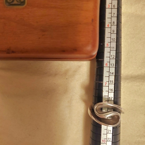 James Avery Retired Sculpted Ribbon Ring , size 8.5 - Picture 4 of 6